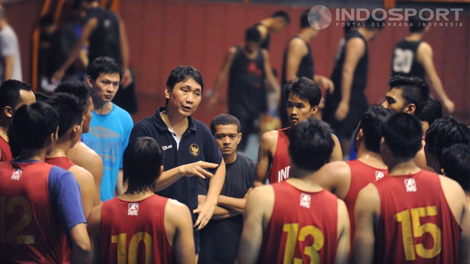 Pelatih Fictor Gideon Roring (kaus hitam) memberikan instruksi kepada pemain tim nasional basket Indonesia di Hall Basket Senayan, Jakarta, Jumat (02/01/15). Copyright: &copy; Ratno Prasetyo/Indosport